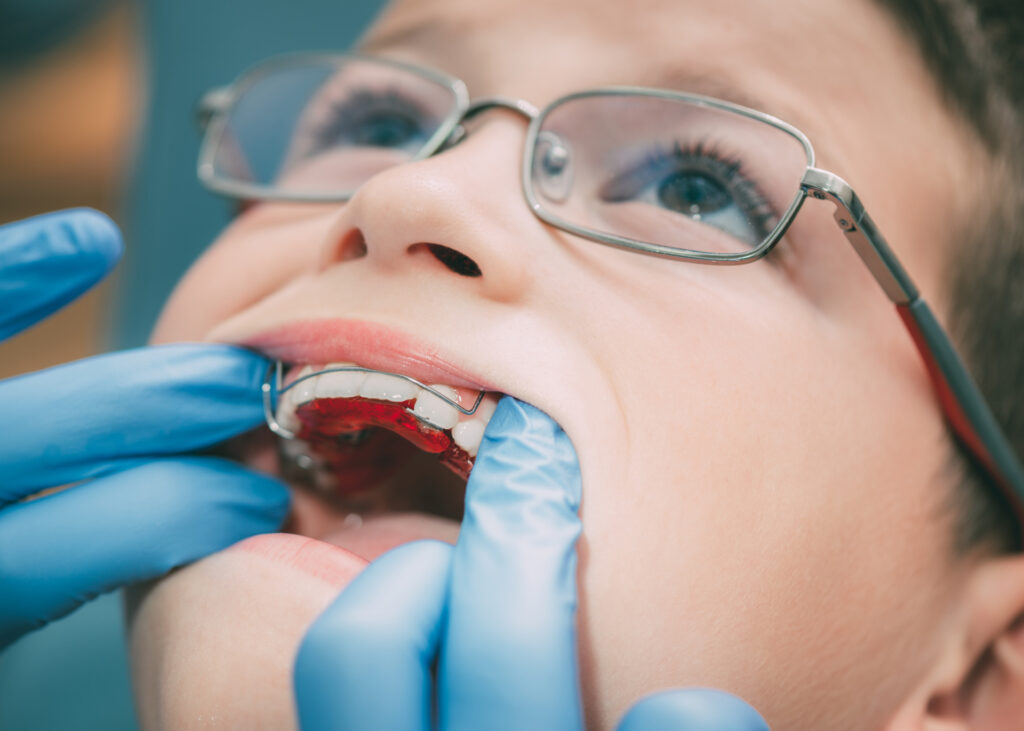 Jeune patient pendant un soin d’orthodontie